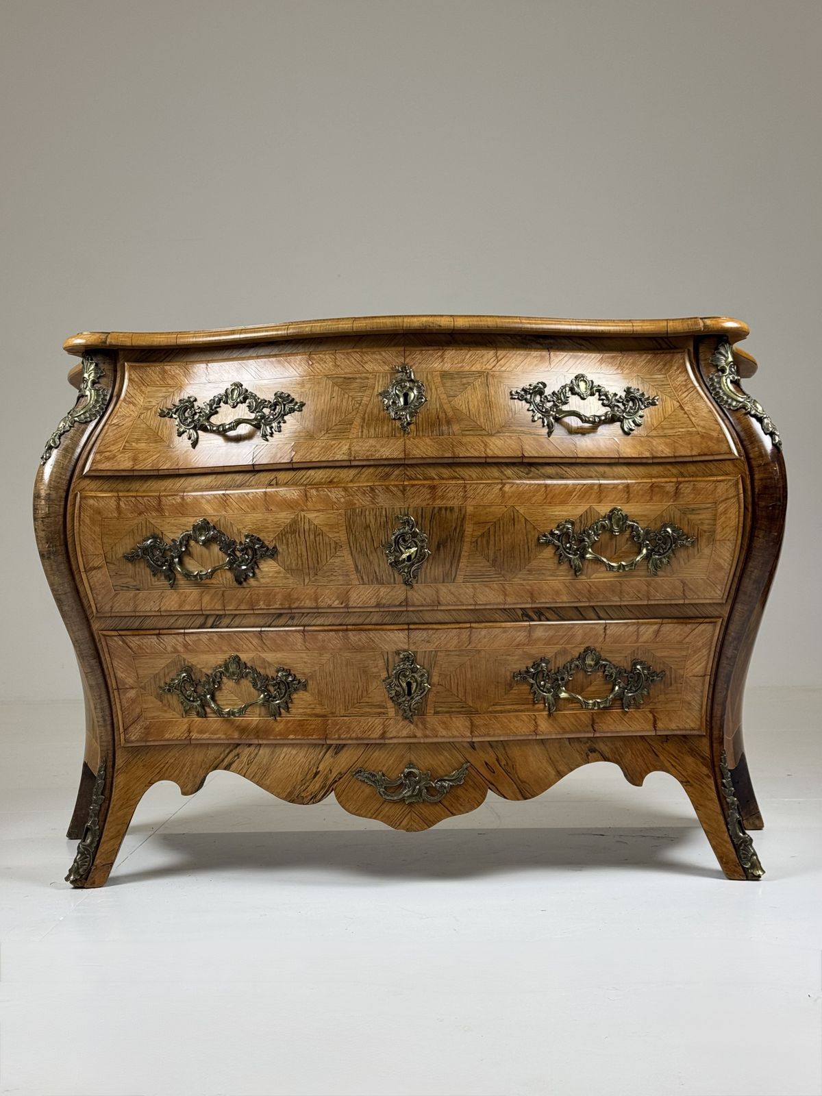 photo vinterior Swedish Rococo Chest Of Drawers, 18th Century