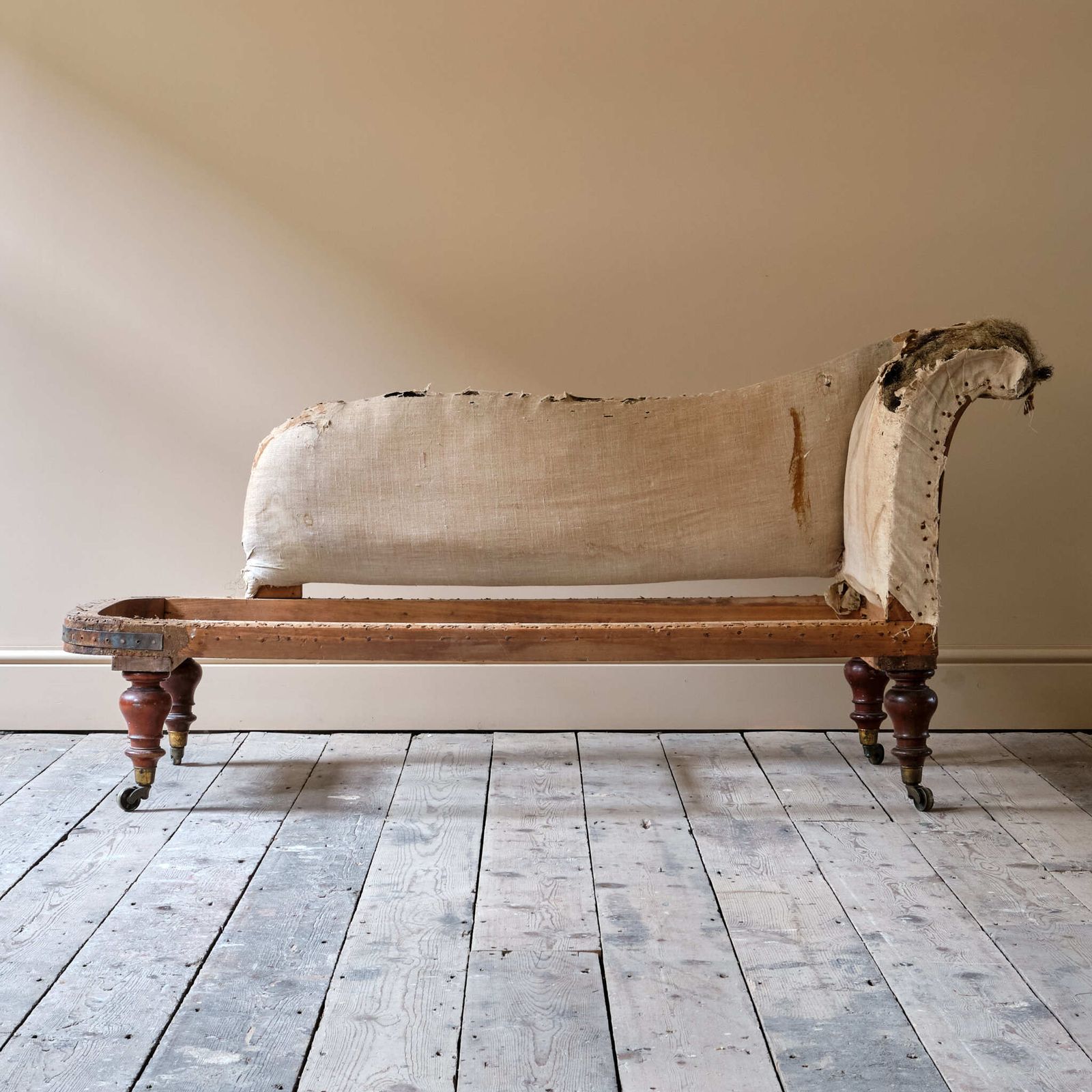 photo furniture Mid 19th Century Chaise Longue Attributed To Holland & Sons