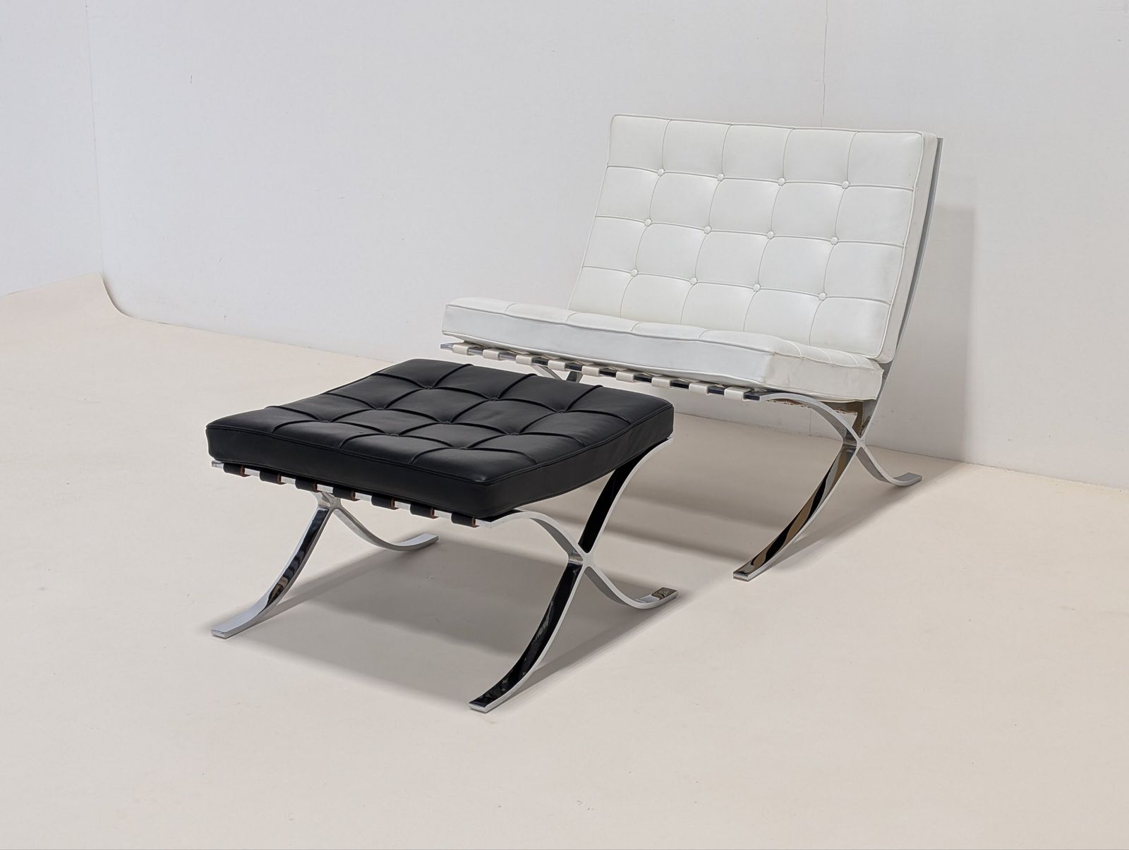 photo furniture Knoll Barcelona Lounge By Ludwig Mies Van Der Rohe