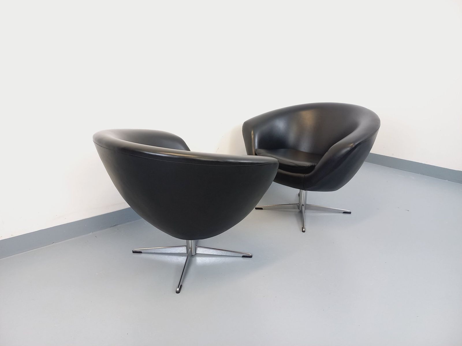 photo furniture 2 Swivel Armchairs In Black Imitation Leather And Chrome