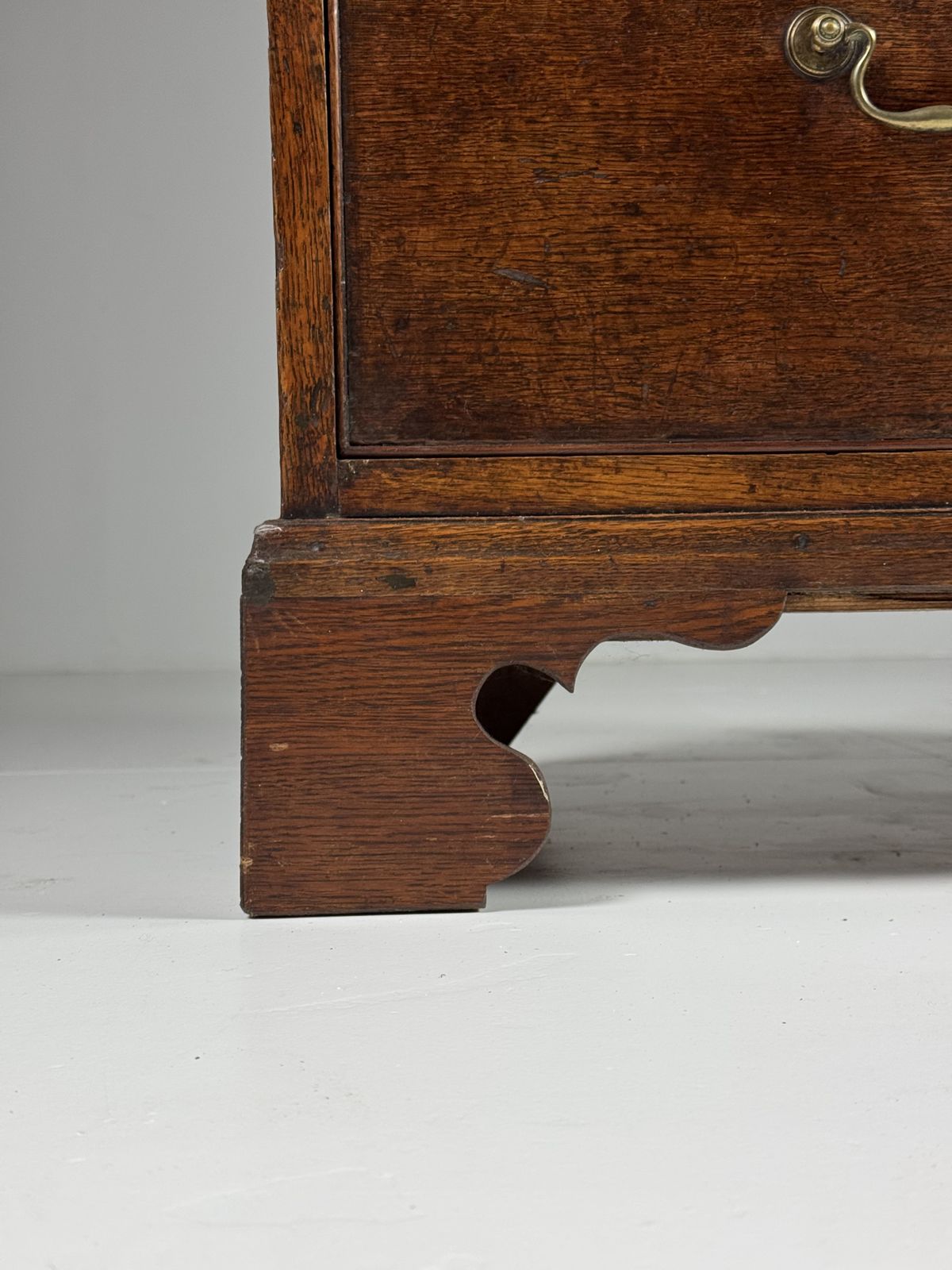 photo vintage English Chest Of Drawers, Early 19th Century