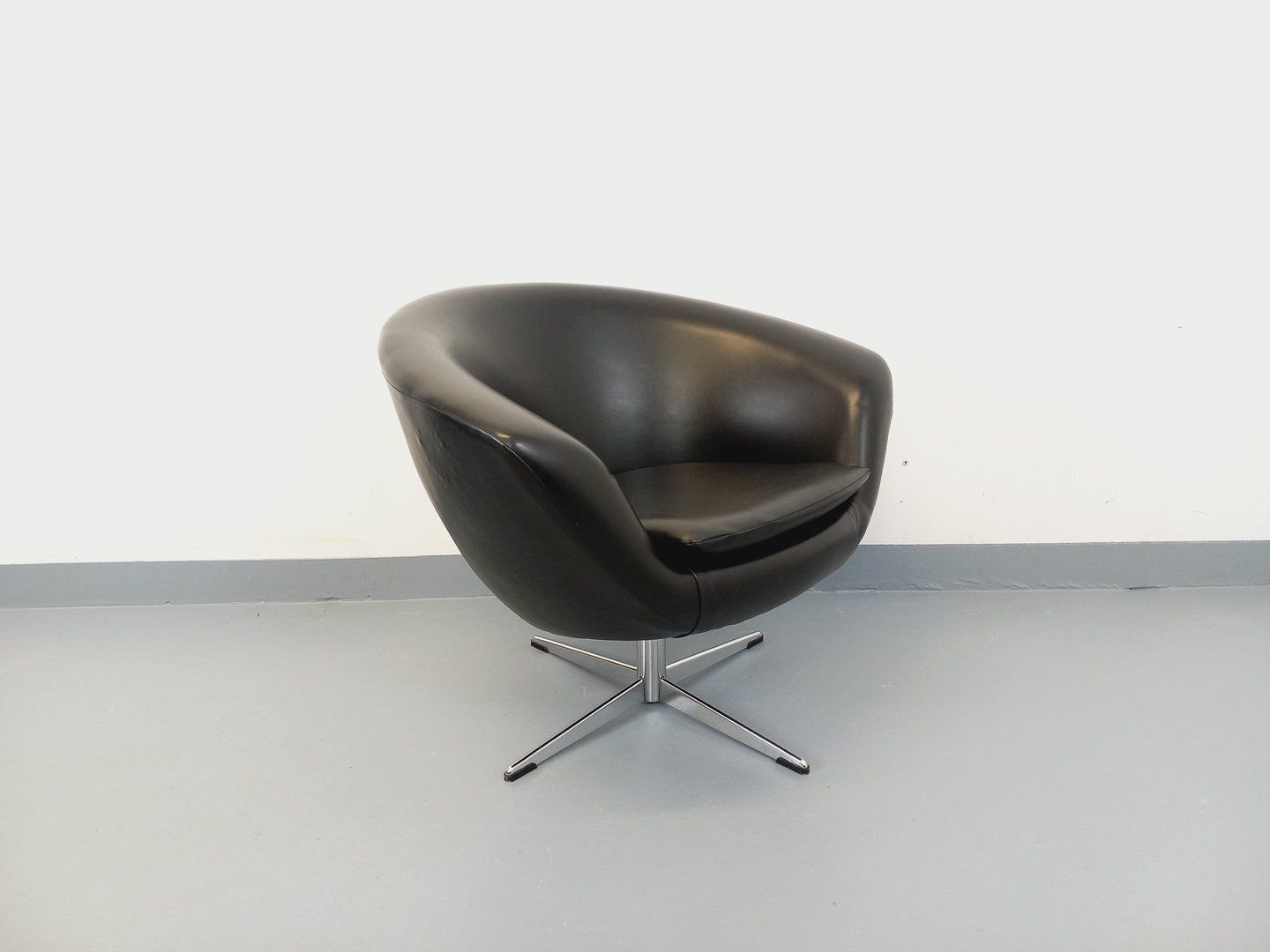 Swivel Armchair In Black Imitation Leather And Chrome