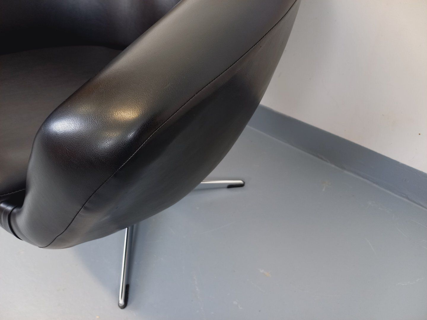 598.0 Swivel Armchair In Black Imitation Leather And Chrome photo