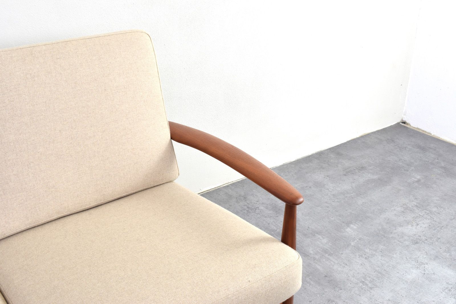 photo vintage Mid Century Danish Teak & Wool Sofa By Grete Jalk For France & Søn