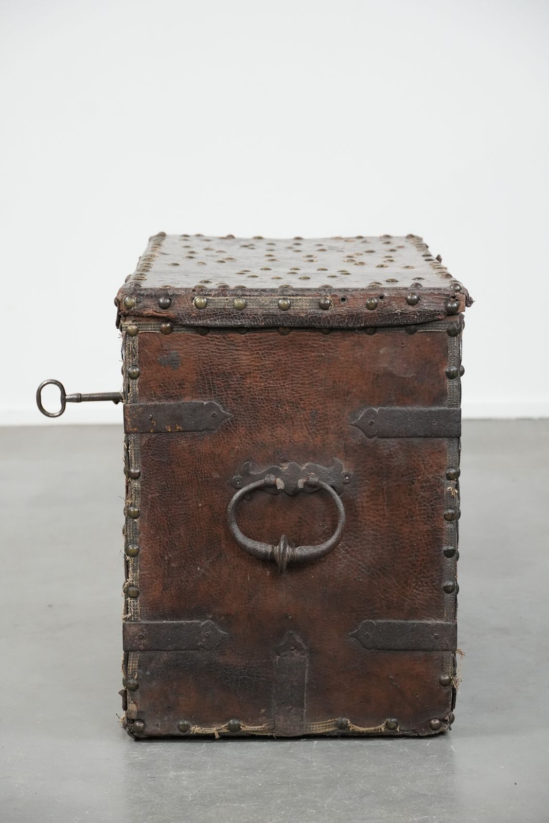Antieke Met Leer Beklede Kist/Kluis Met Sleutel En Uitstekende Patina Uit De 17e Eeuw photo buy