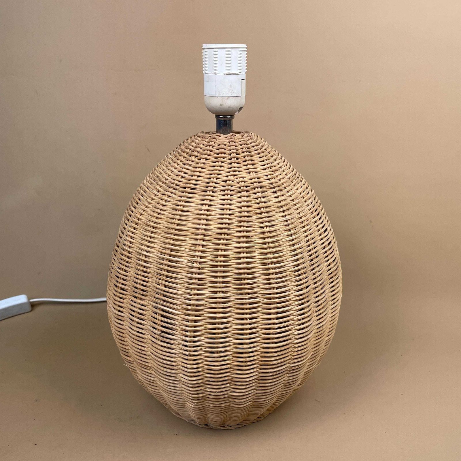Vintage Wicker Table Lamp Oval Rattan Base Coastal Boho Lighting Natural Weave Lamp Mid Century Style Beach House Decor photo furniture