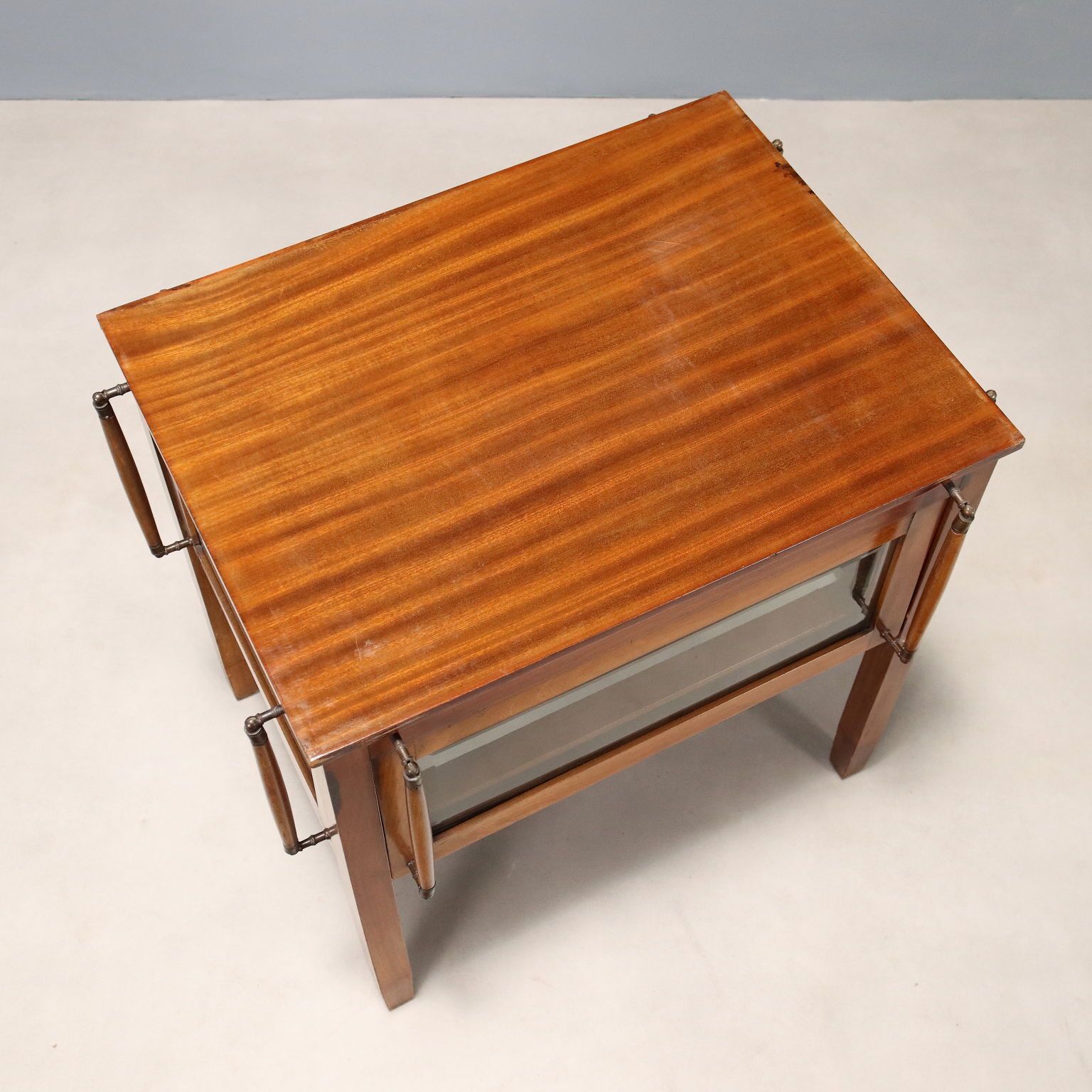photo furniture Table d'époque en acajou, verre et bronze, Italie, XIXe siècle