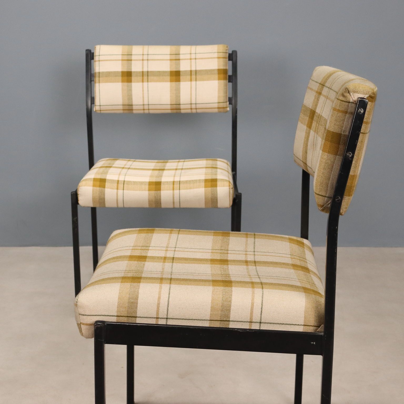 Vintage stoelen, geëmailleerd metalen frame, stof, Italiaans design, jaren 1960 photo Meubels