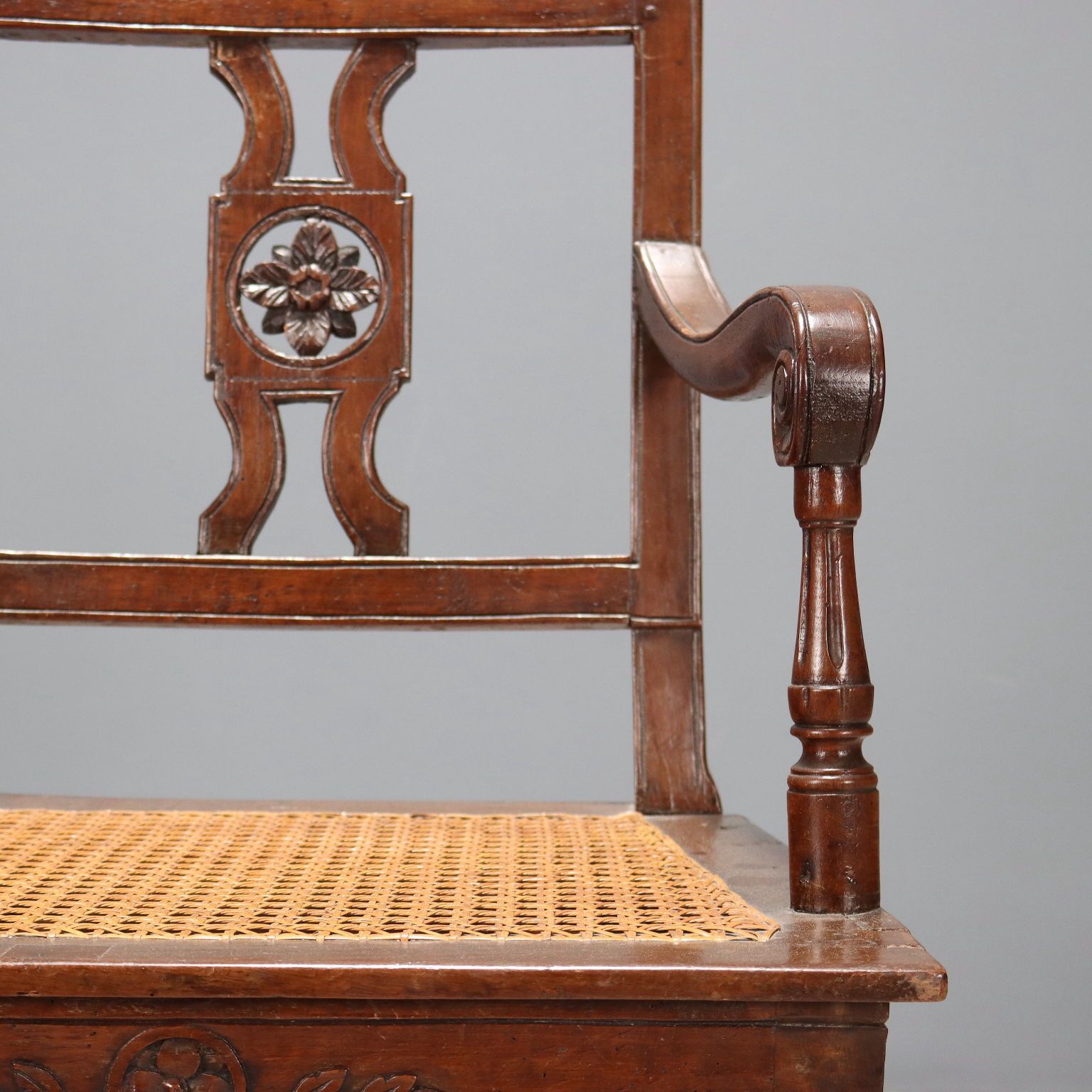 Fauteuil néoclassique en noyer et tissu, Italie, XVIIIe siècle photo vinterior
