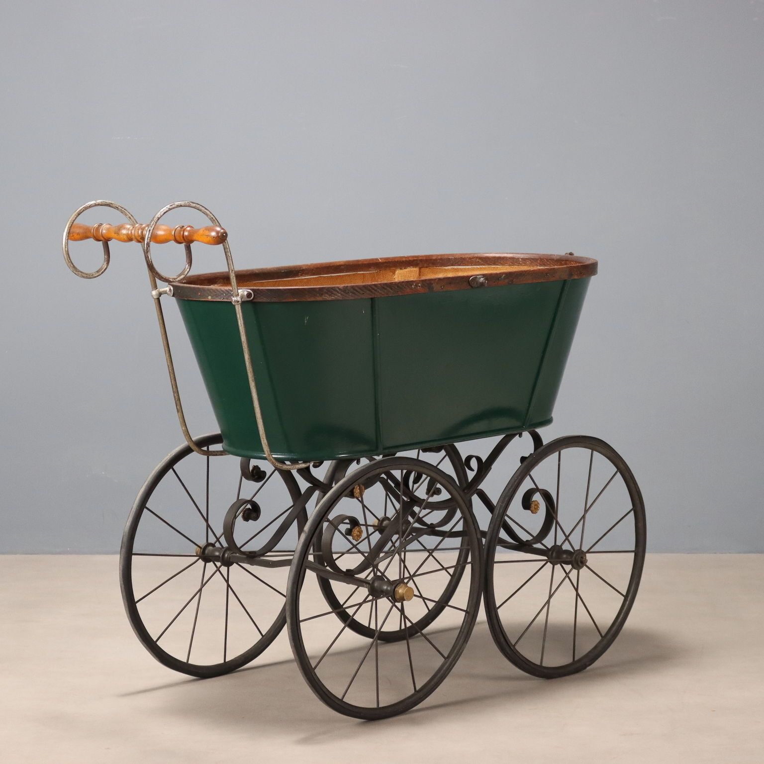 Antieke kinderwagen, ijzer, hout en riet, Italië, 19e eeuw