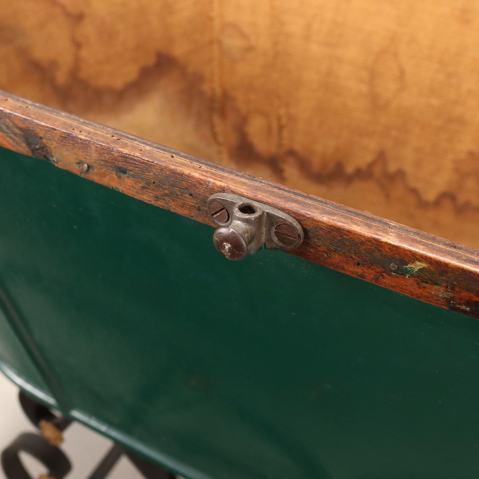 Antieke kinderwagen, ijzer, hout en riet, Italië, 19e eeuw photo vinterior