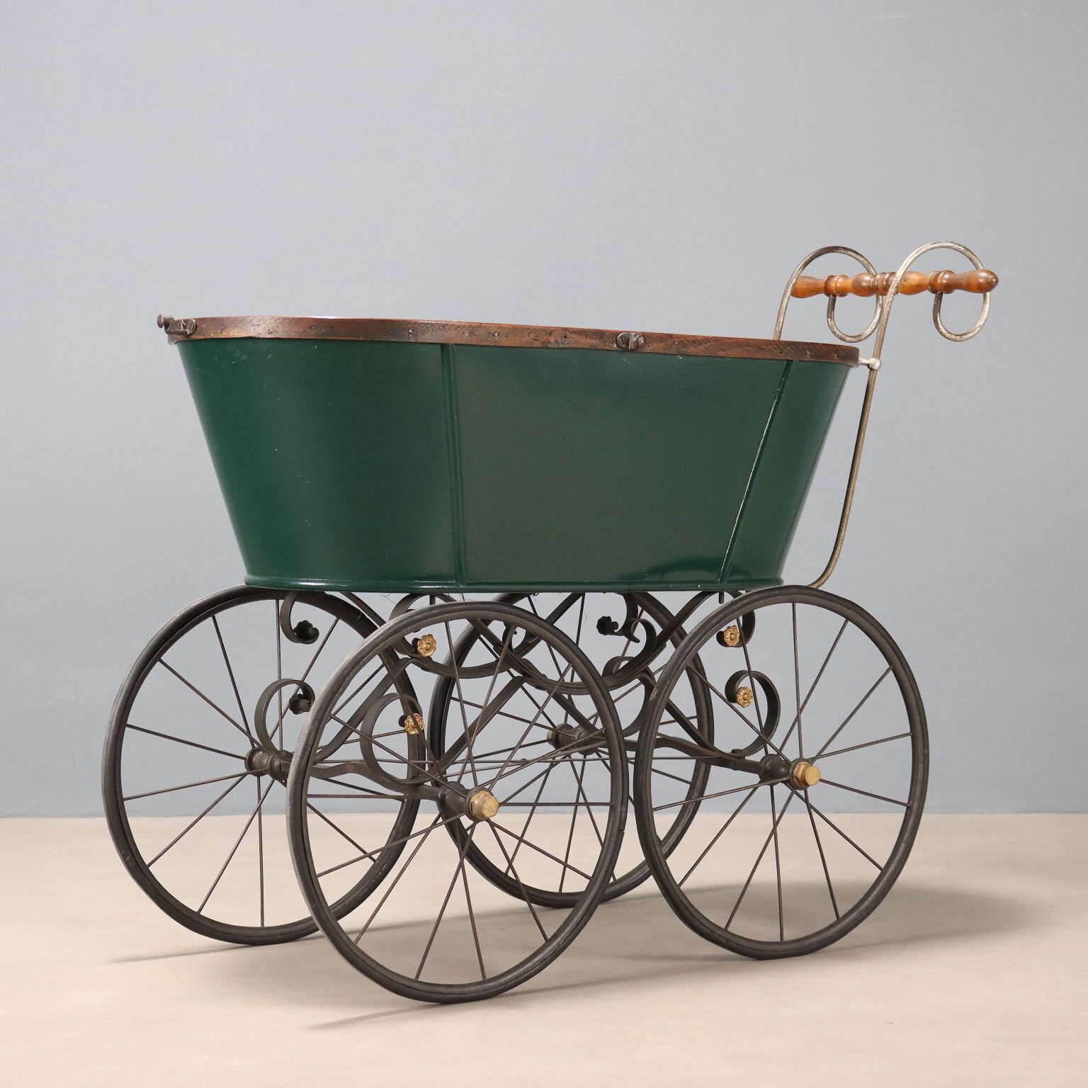 640.0 Landau d'époque en fer, bois et osier, Italie, XIXe siècle photo