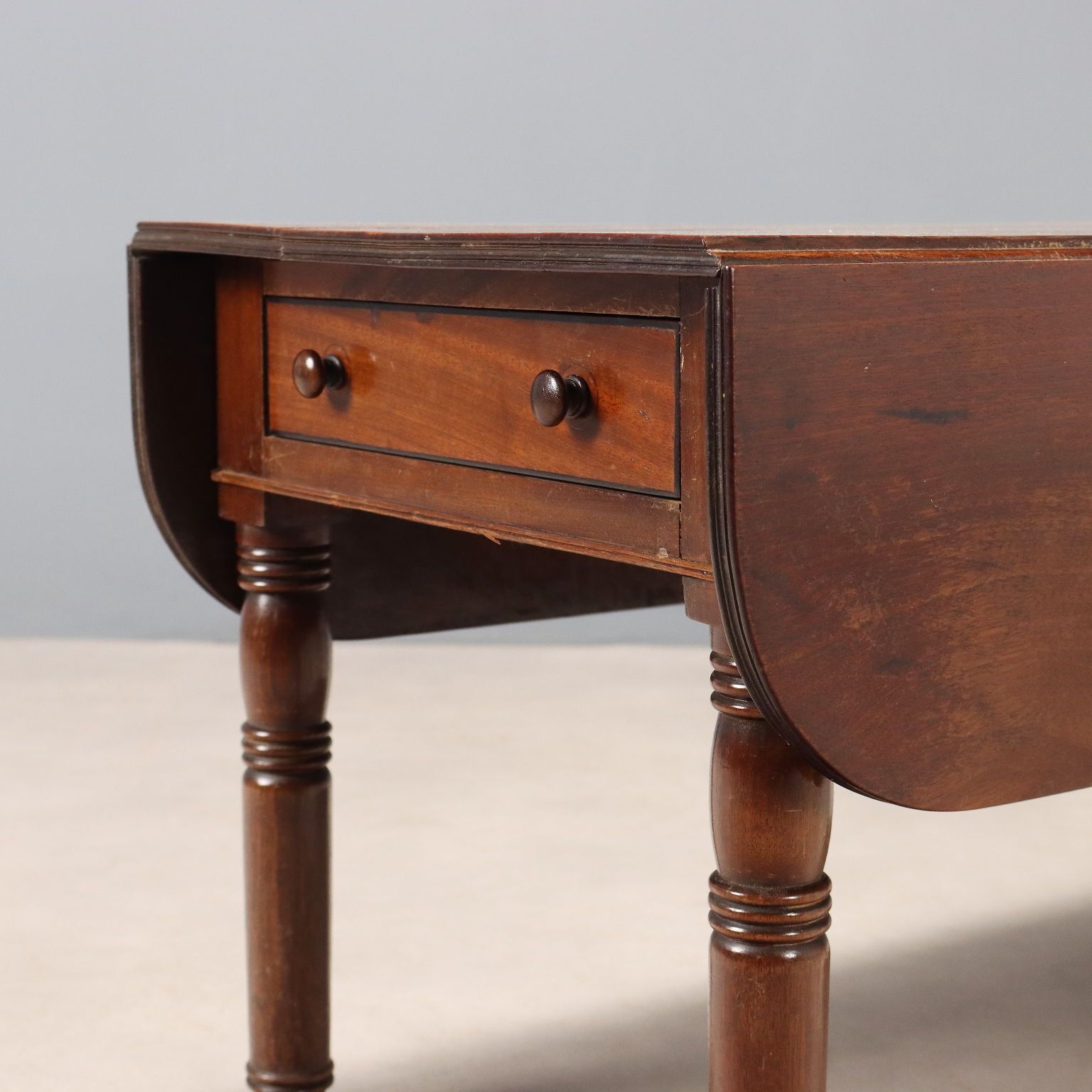 Table d'appoint d'époque en acajou, Angleterre, XIXe siècle photo 480.0