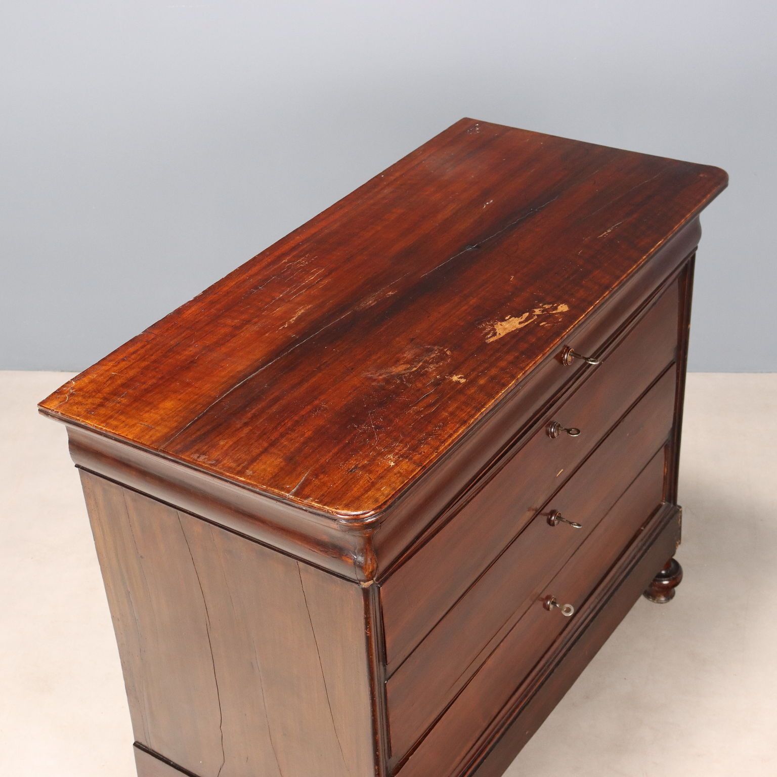 photo furniture Commode d'époque Louis-Philippe en noyer, XIXe siècle