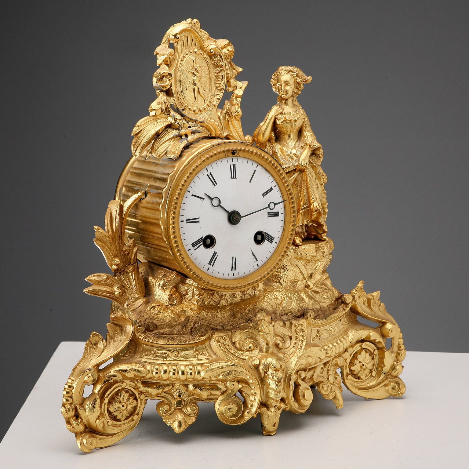 Pendule d'époque en antimoine doré, France, XIXe-XXe siècle photo for sale