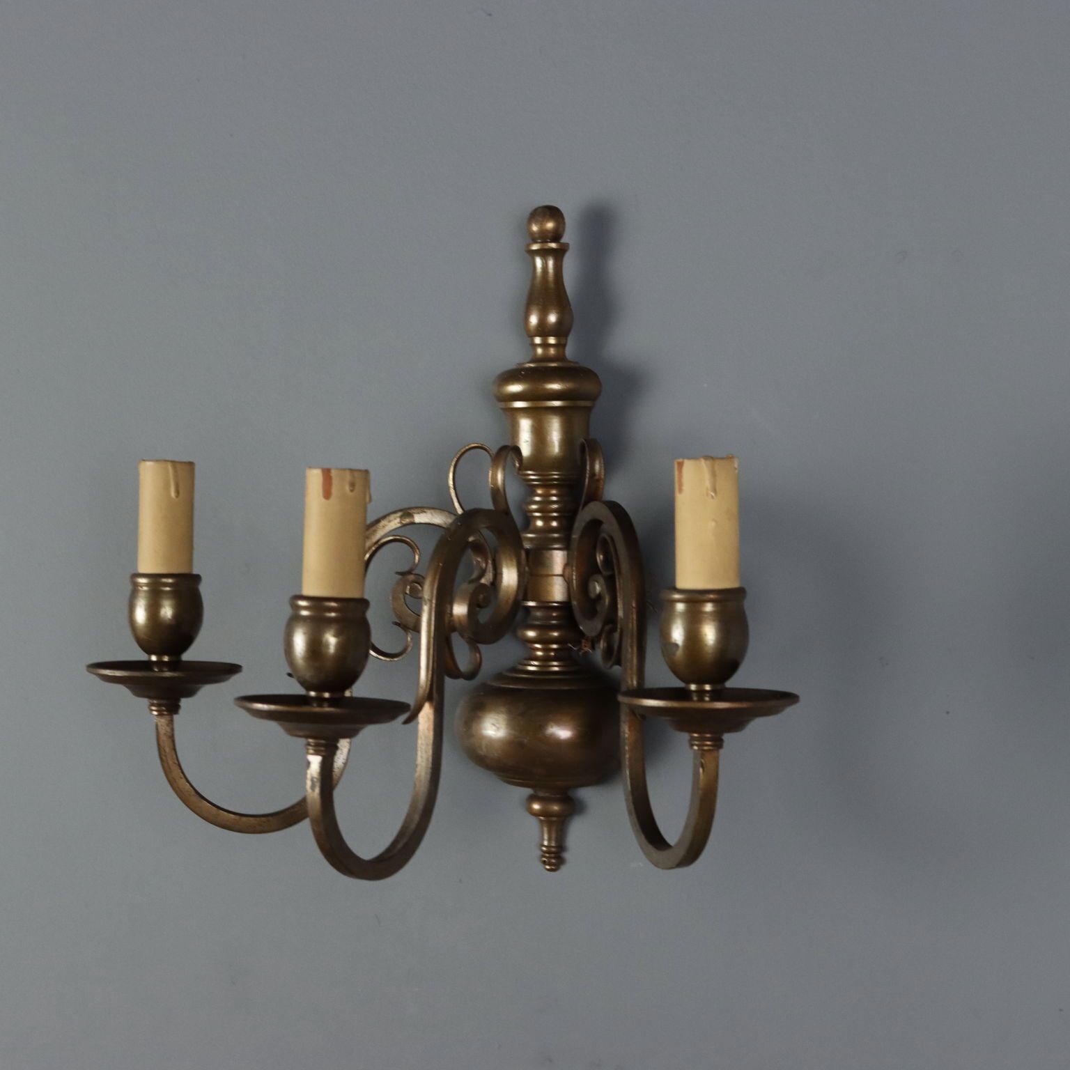 Antieke wandlampen brons 3 lichten decoraties Italië 20e eeuw photo for sale