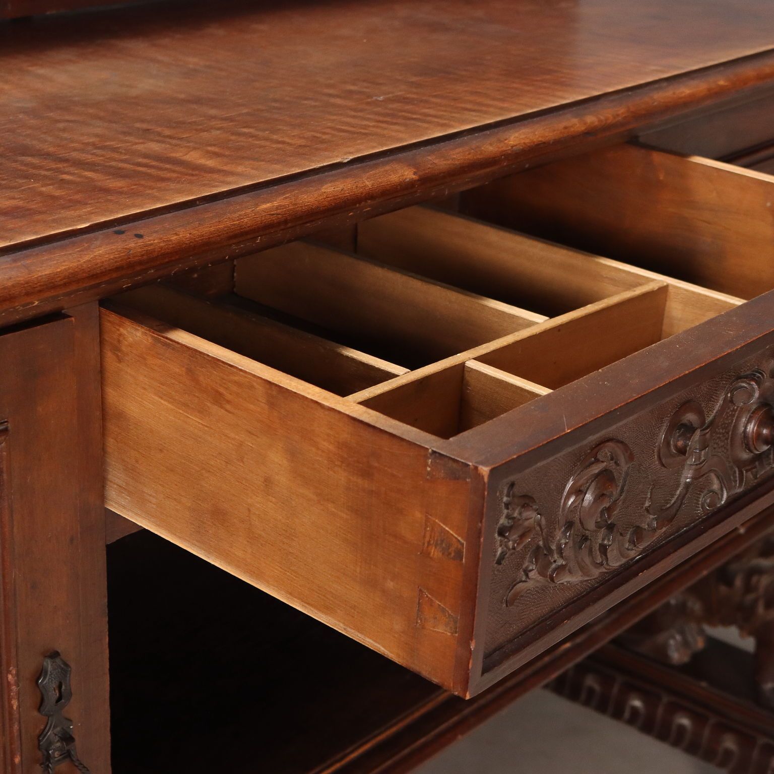 Armoire néo-Renaissance en noyer, Italie, début du XXe siècle photo vinterior