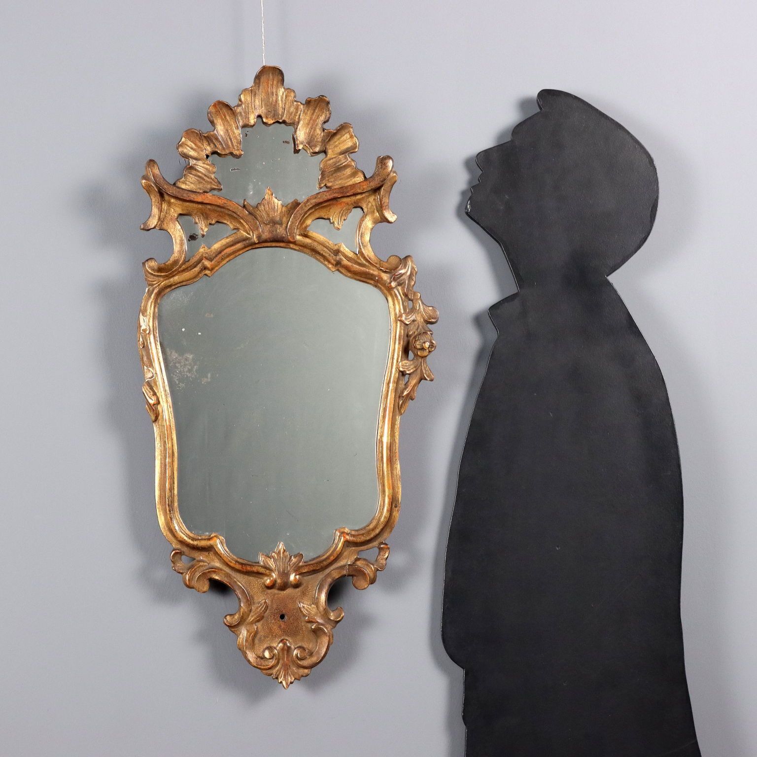 Miroir baroque en bois sculpté et doré, Italie, XVIIIe siècle photo for sale