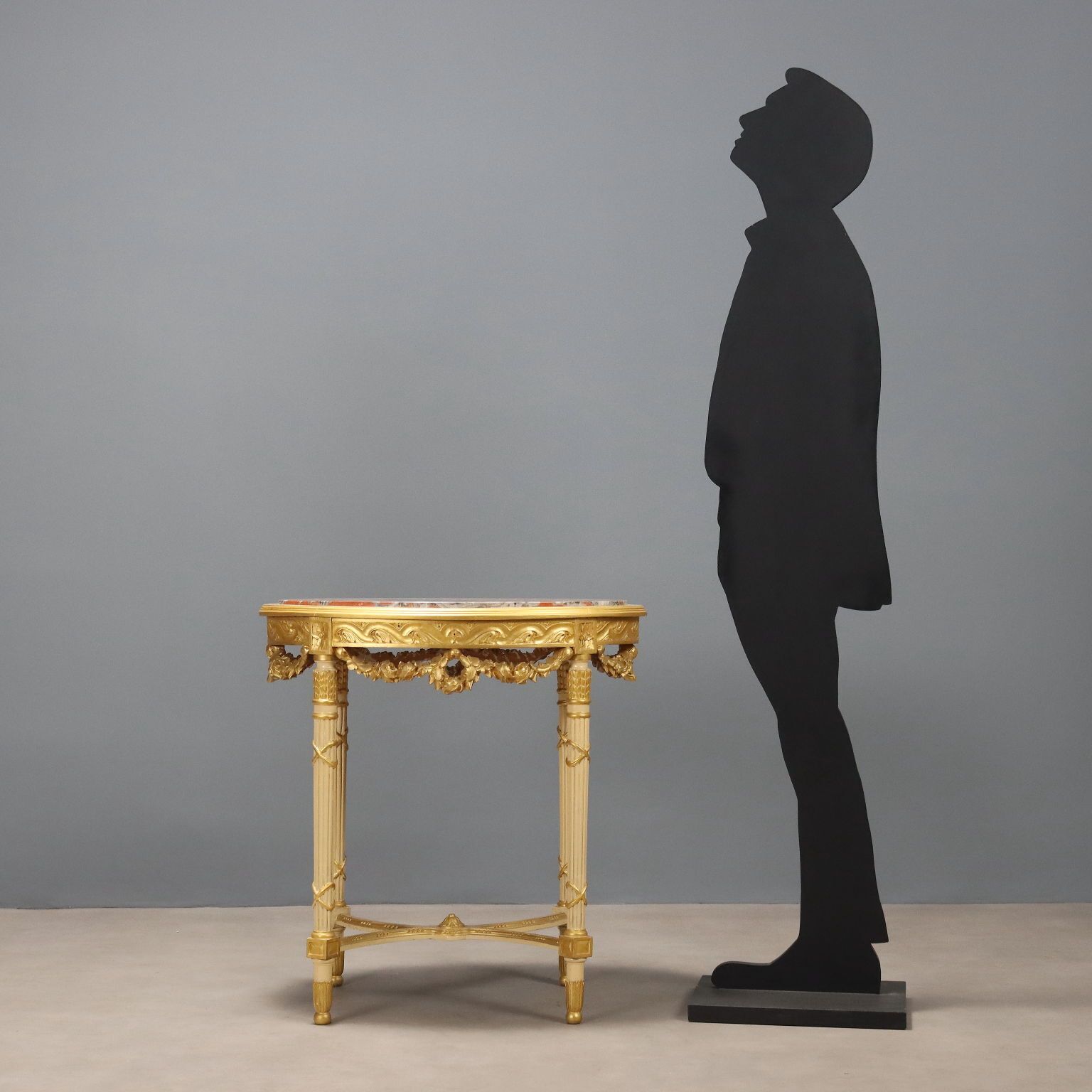 Table centrale de style néoclassique en bois sculpté, XIXe siècle photo for sale
