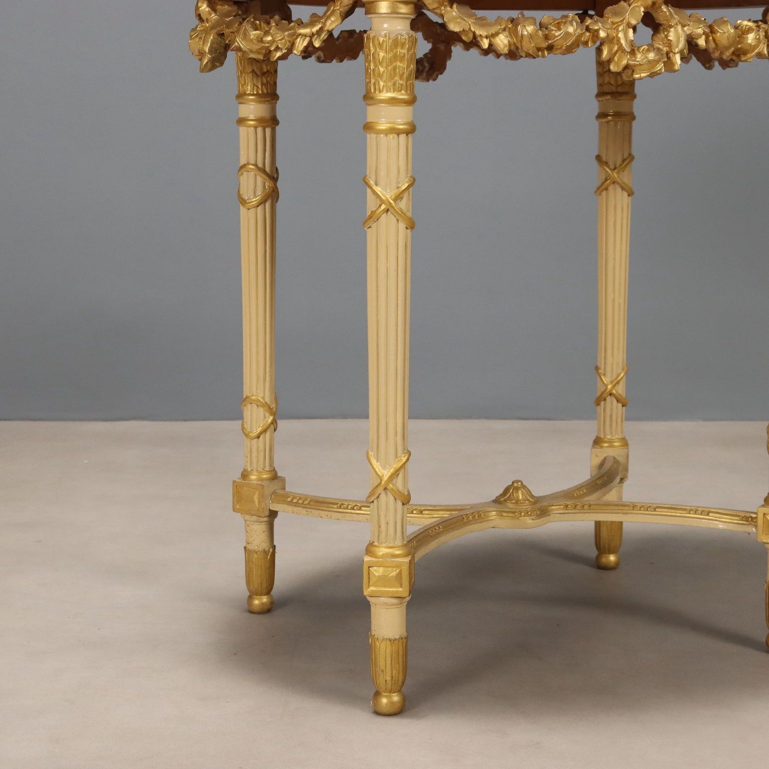 Table centrale de style néoclassique en bois sculpté, XIXe siècle photo buy
