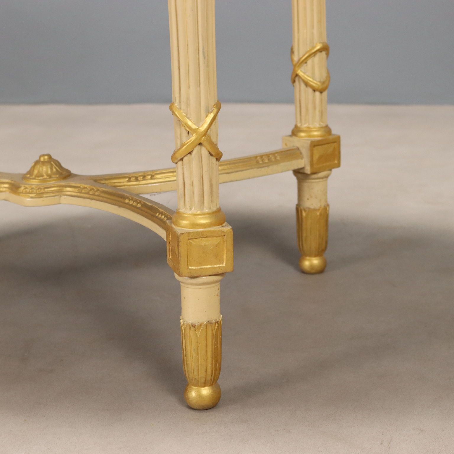 Table centrale de style néoclassique en bois sculpté, XIXe siècle photo vintage