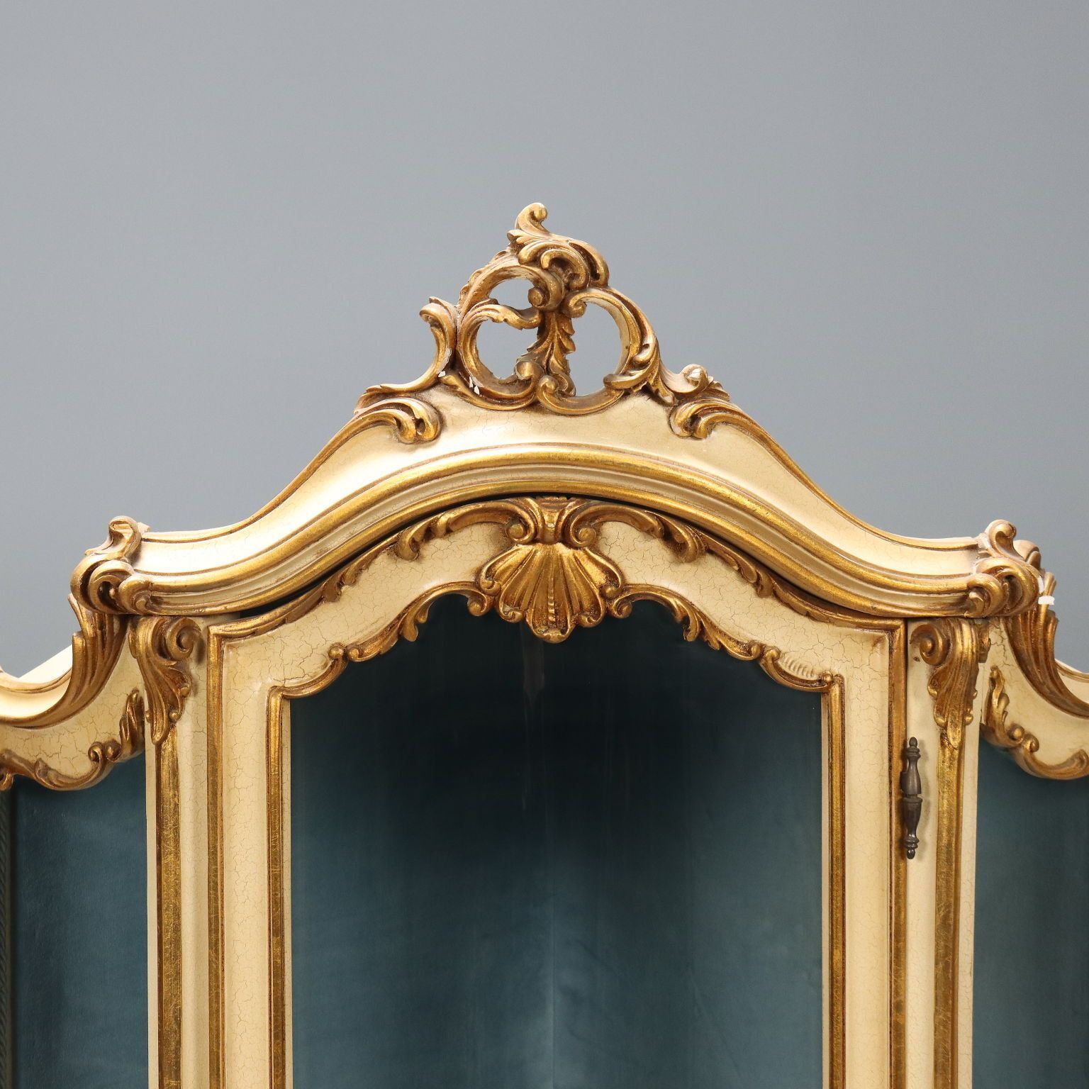 Encoignure de style baroque en bois laqué, XXe siècle photo 1060.0