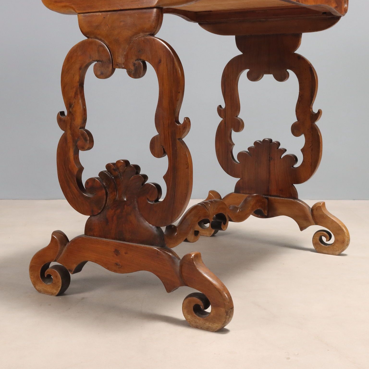 Bureau d'époque Louis-Philippe en noyer, Italie, XIXe siècle photo vinterior