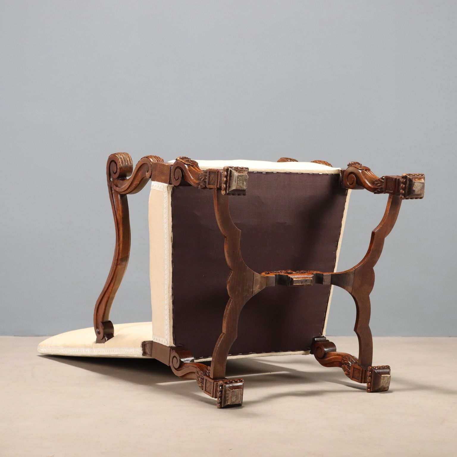 photo for sale Fauteuil néo-baroque en hêtre peint façon noyer, XXe siècle
