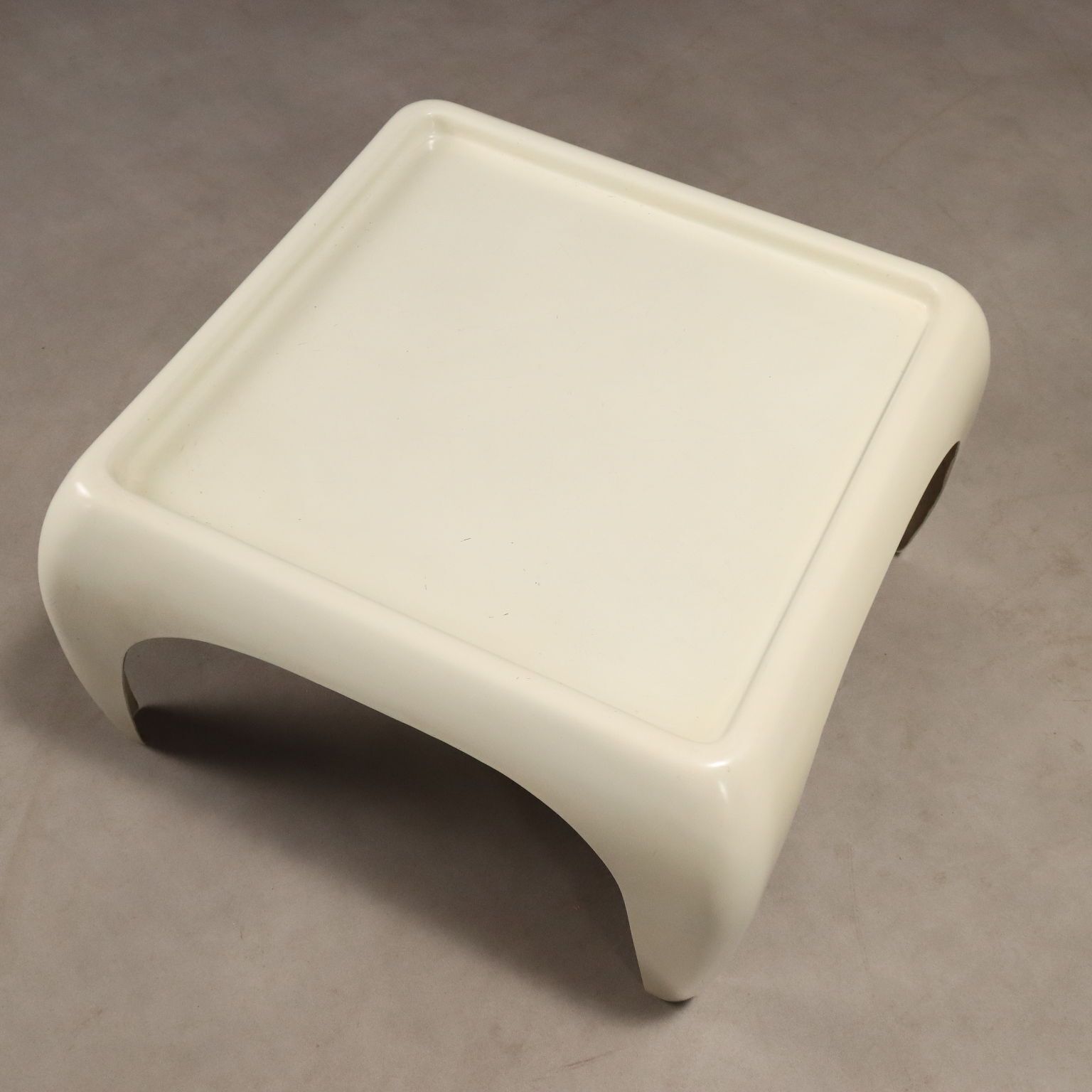 photo furniture Vintage Space Age Coffee Tables White Fiberglass Design 1960s