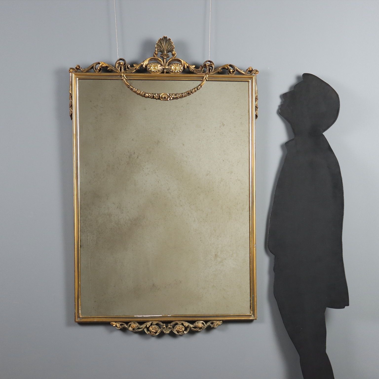 Miroir de style sculpté et doré photo for sale