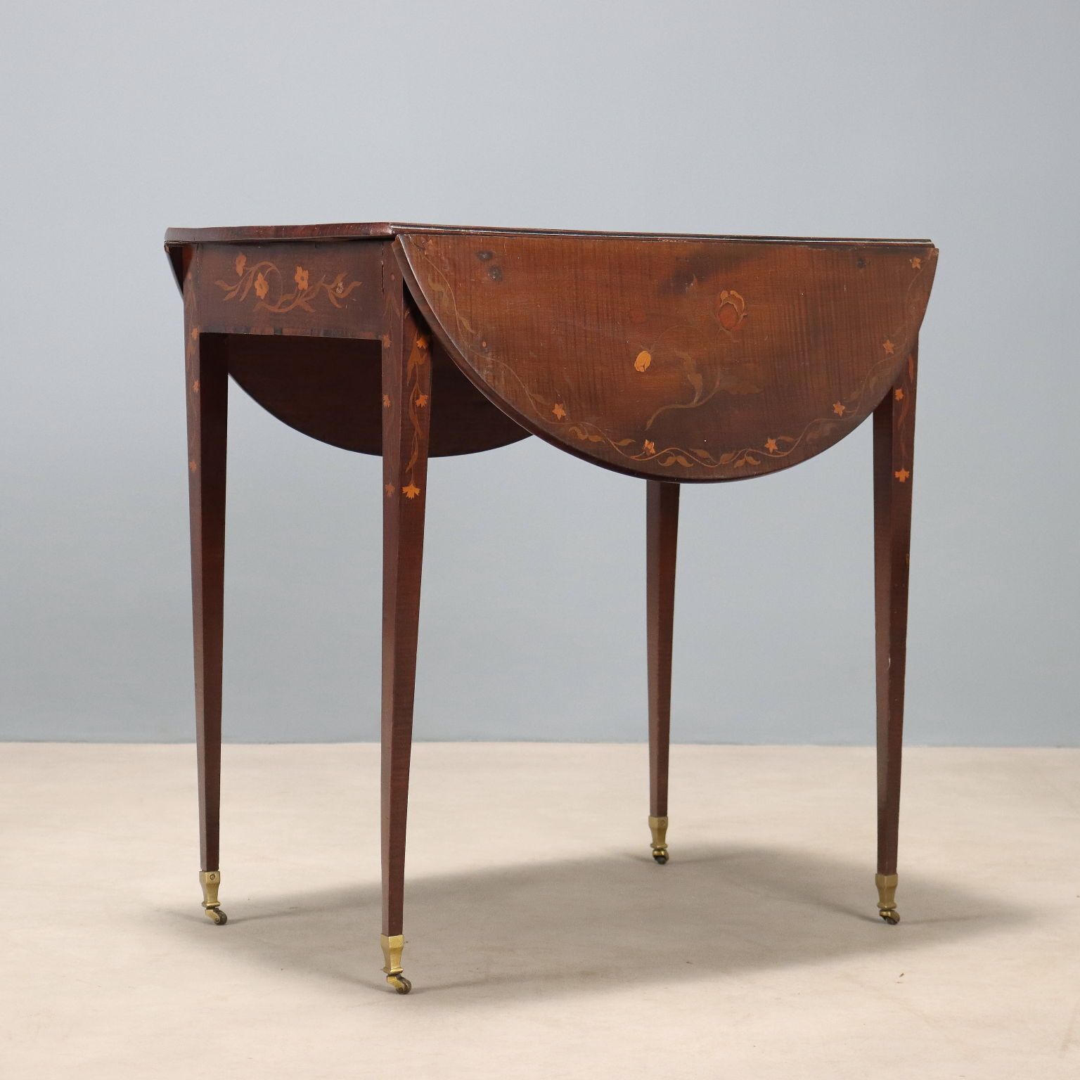 photo vinterior Petite table d'époque en acajou à incrustations, Royaume-Uni, XIXe siècle