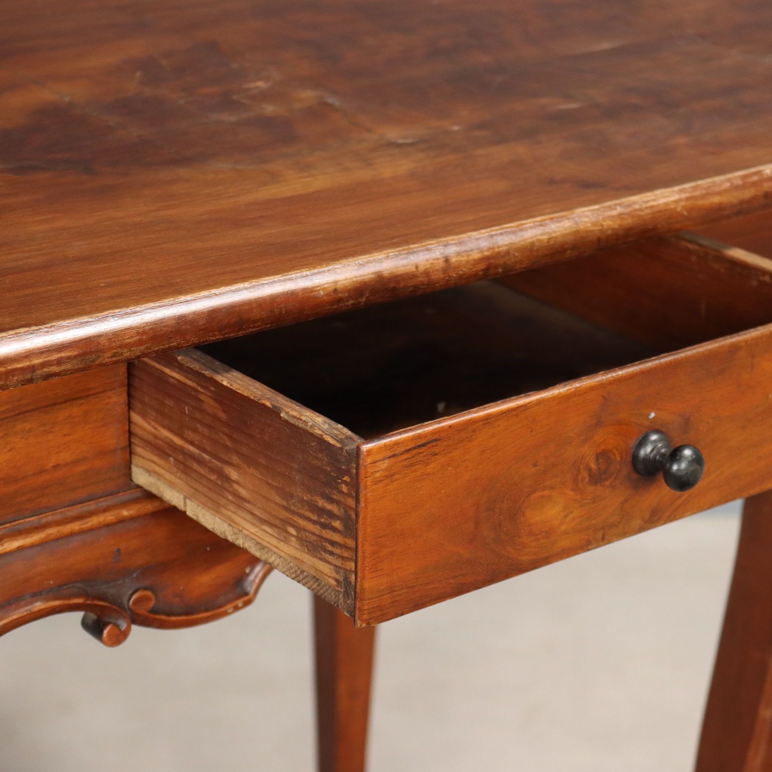 Bureau d'époque en noyer sculpté, Italie, XIXe siècle photo Mobilier