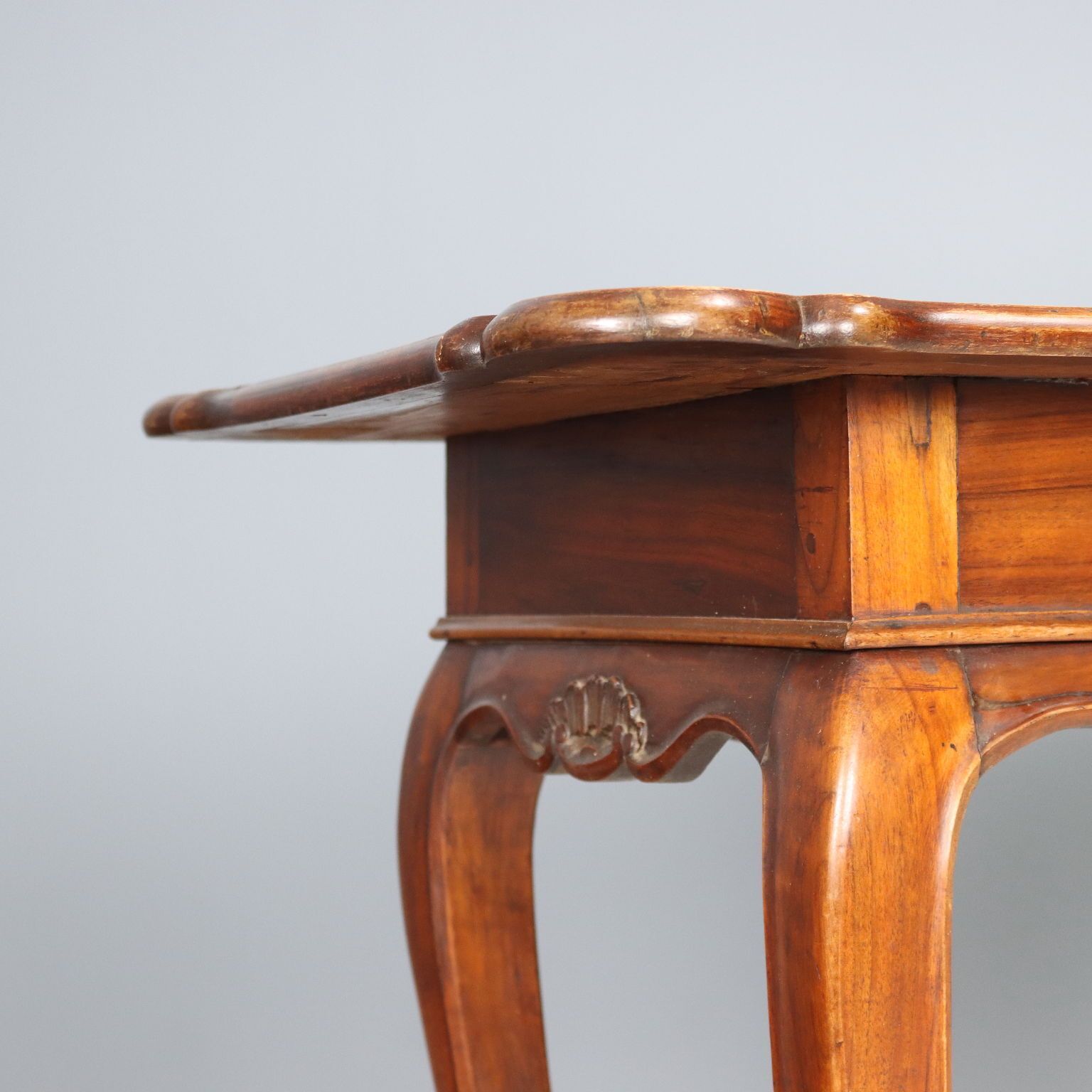 Bureau d'époque en noyer sculpté, Italie, XIXe siècle photo 730.0