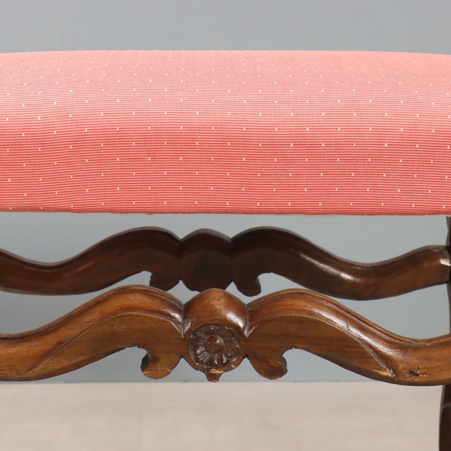 Tabourets baroques en noyer sculpté et tissu, Italie, XVIIIe siècle photo vinterior