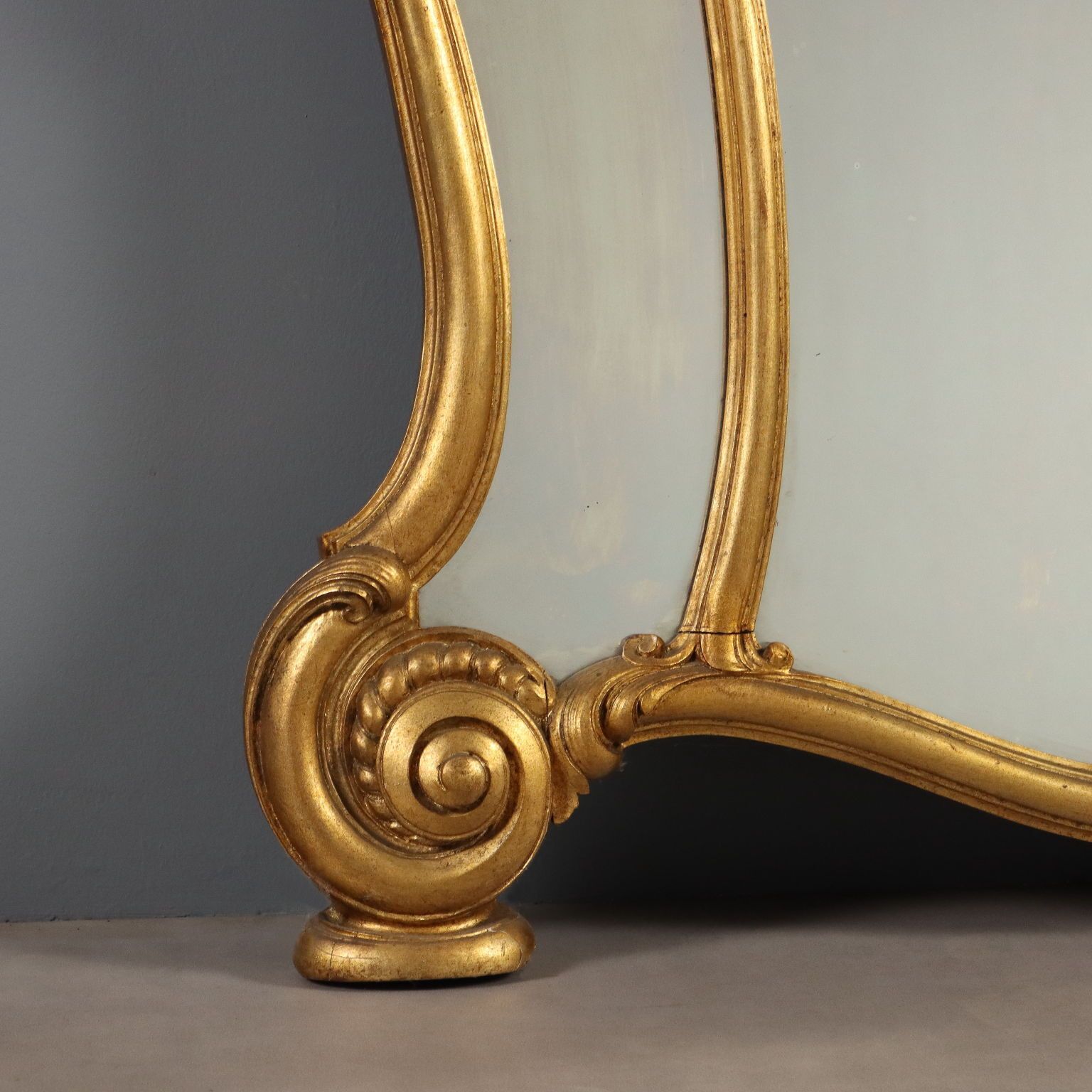 Miroir de style sculpté et doré photo vintage