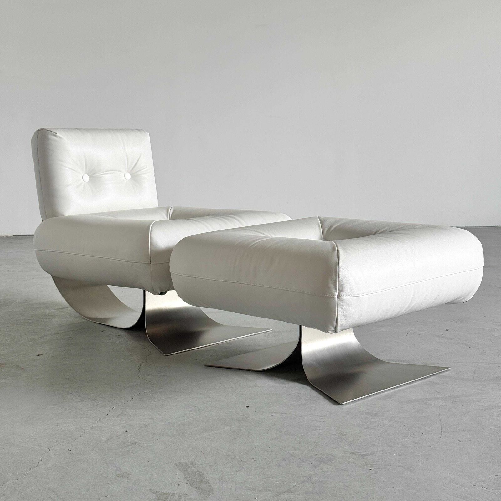 Oscar Niemeyer ‘Alta’ Lounge Chair & Ottoman For Mobilier International, White Leather, 1971 France