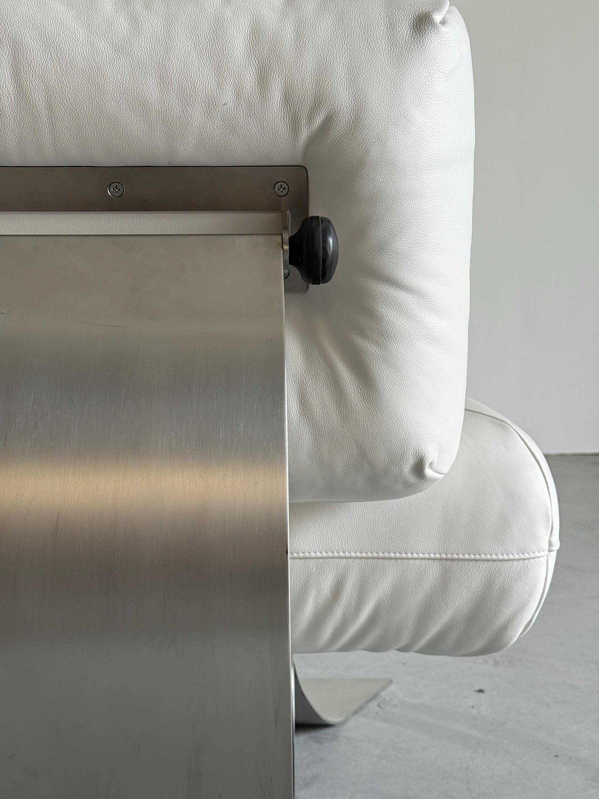 Oscar Niemeyer ‘Alta’ Lounge Chair & Ottoman For Mobilier International, White Leather, 1971 France photo vintage