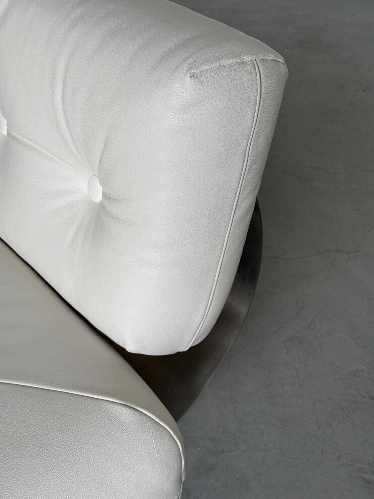 photo furniture Oscar Niemeyer ‘Alta’ Lounge Chair & Ottoman For Mobilier International, White Leather, 1971 France