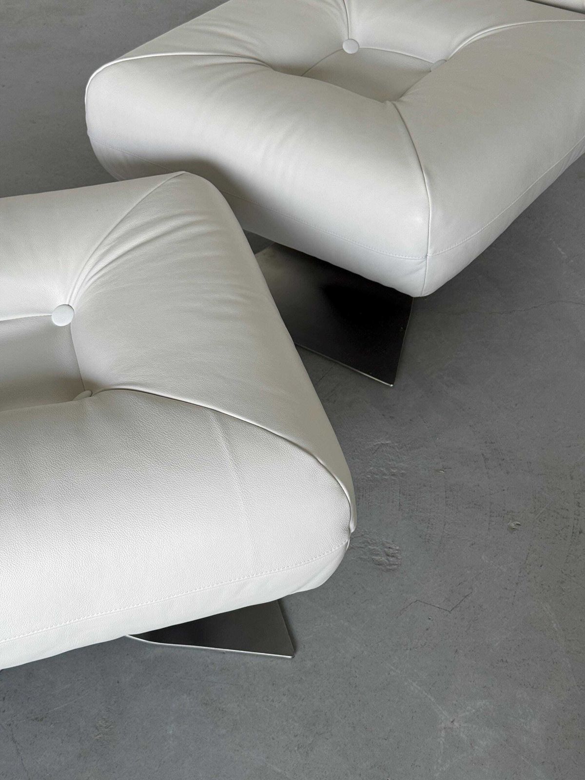 17204.0 Oscar Niemeyer ‘Alta’ Lounge Chair & Ottoman For Mobilier International, White Leather, 1971 France photo