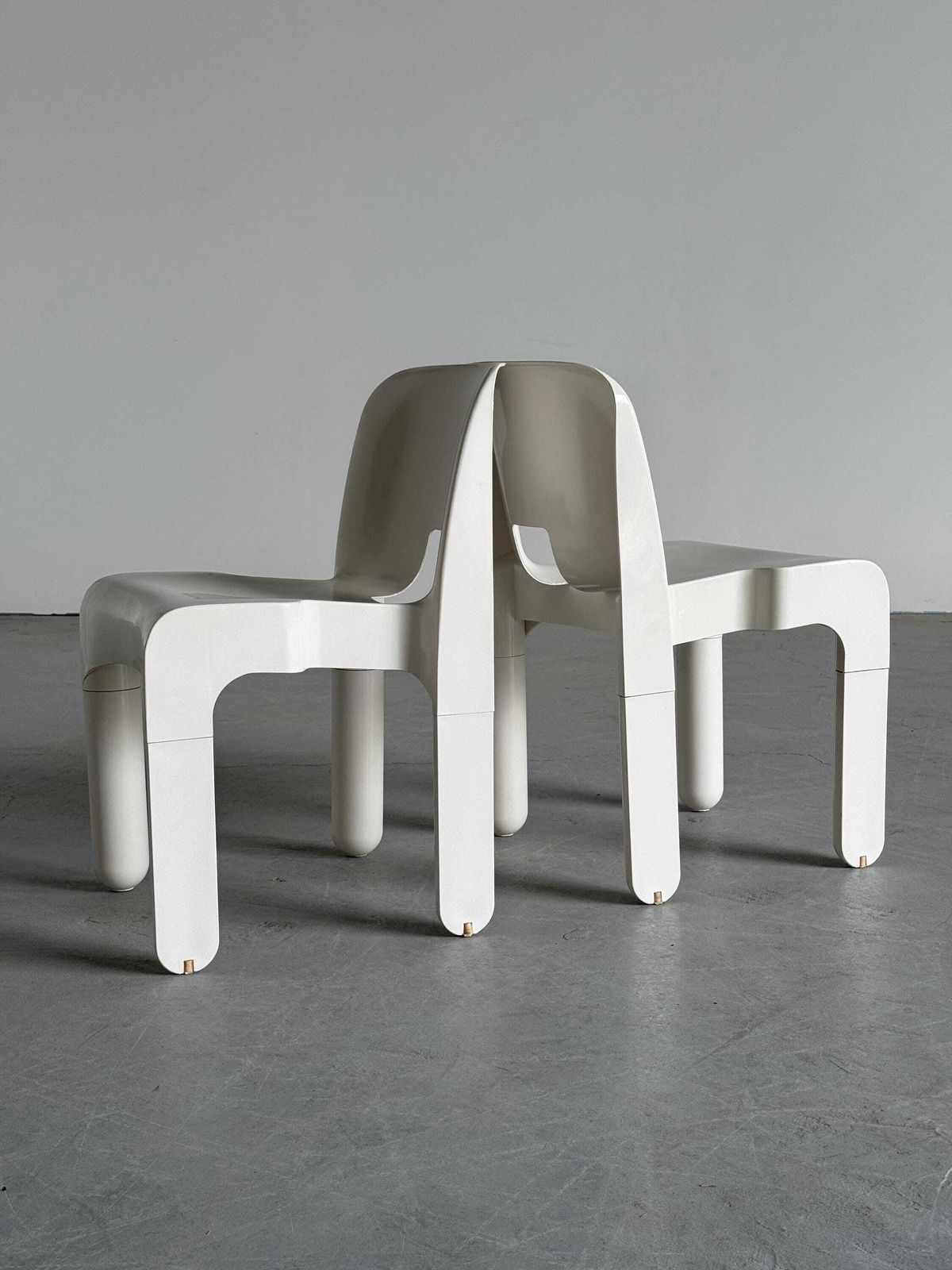Pair Of Joe Colombo Model ‘4867’ Or ‘Universale’ White Edition Chairs For Kartell, Space Age Era, 1987 Italy photo vinterior