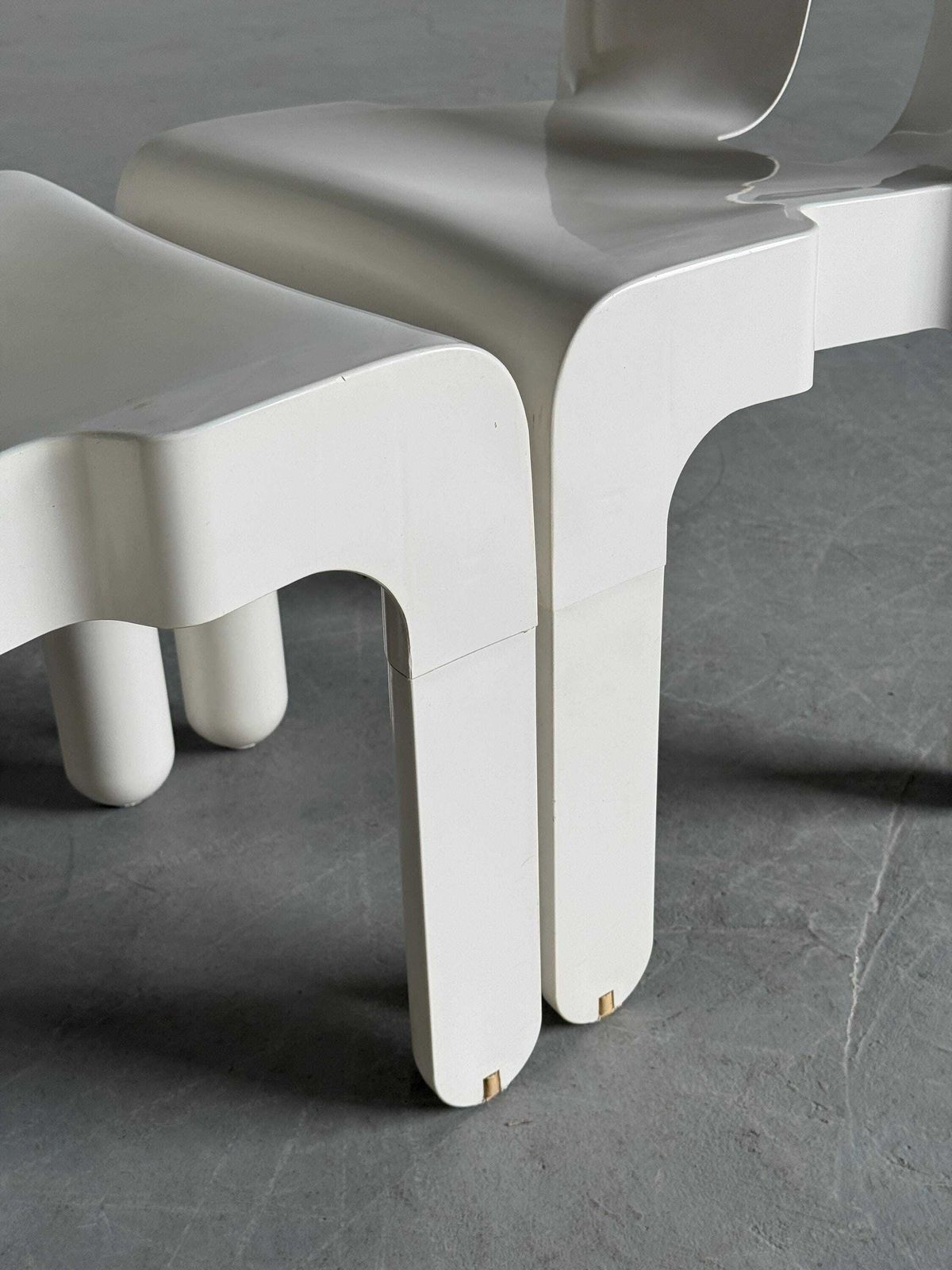 photo furniture Pair Of Joe Colombo Model ‘4867’ Or ‘Universale’ White Edition Chairs For Kartell, Space Age Era, 1987 Italy