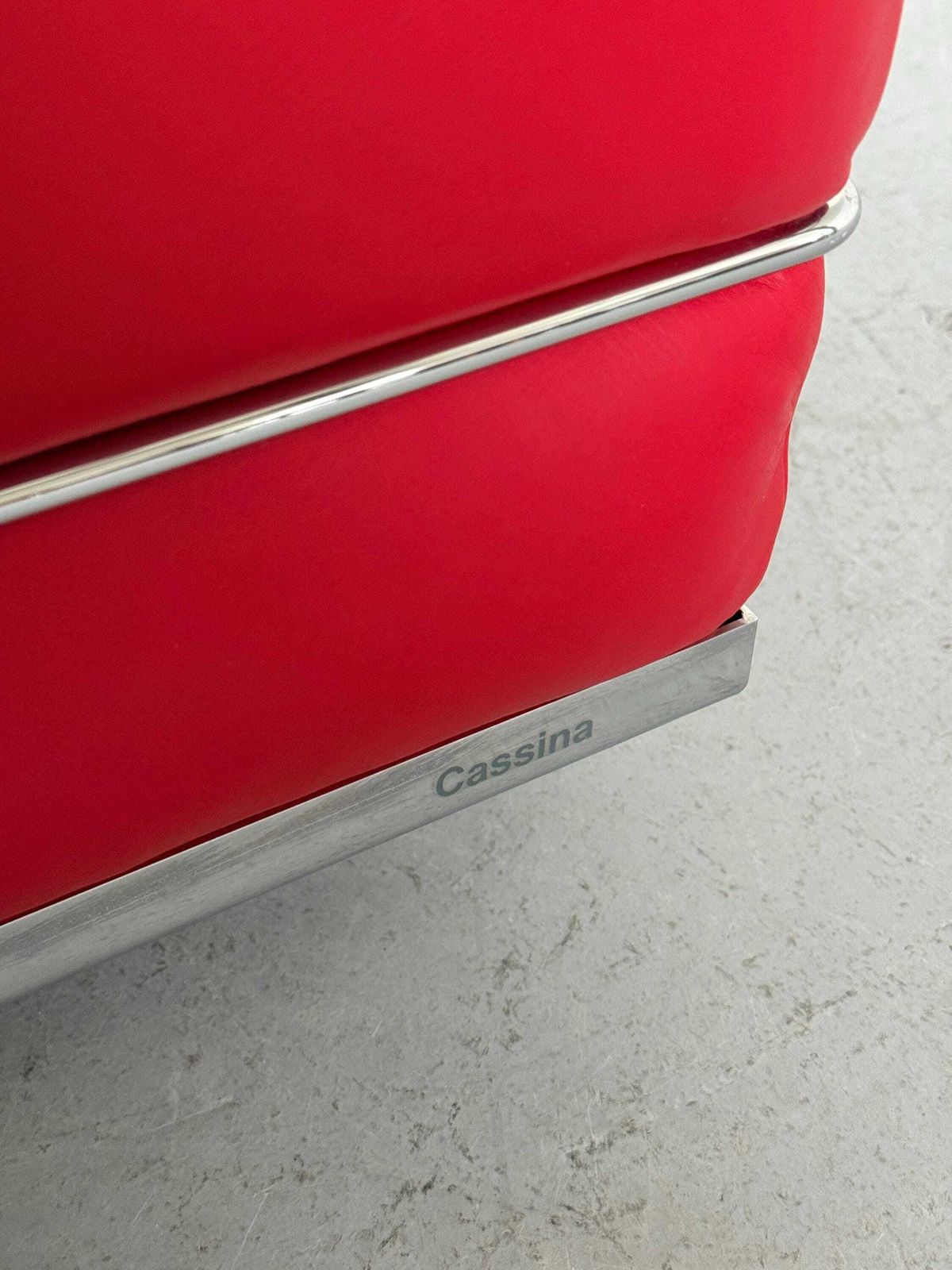 photo vinterior Iconic ‘Lc2’ Armchair By Le Corbusier, Charlotte Perriand And Pierre Jeanneret For Cassina, Red Leather & Chromed Steel