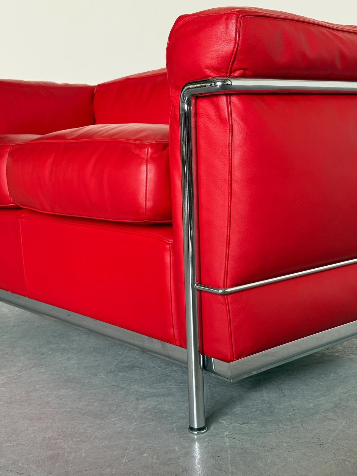 photo vinterior Iconic ‘Lc2’ Two Seater Sofa By Le Corbusier, Charlotte Perriand And Pierre Jeanneret For Cassina, Red Leather & Chromed Steel