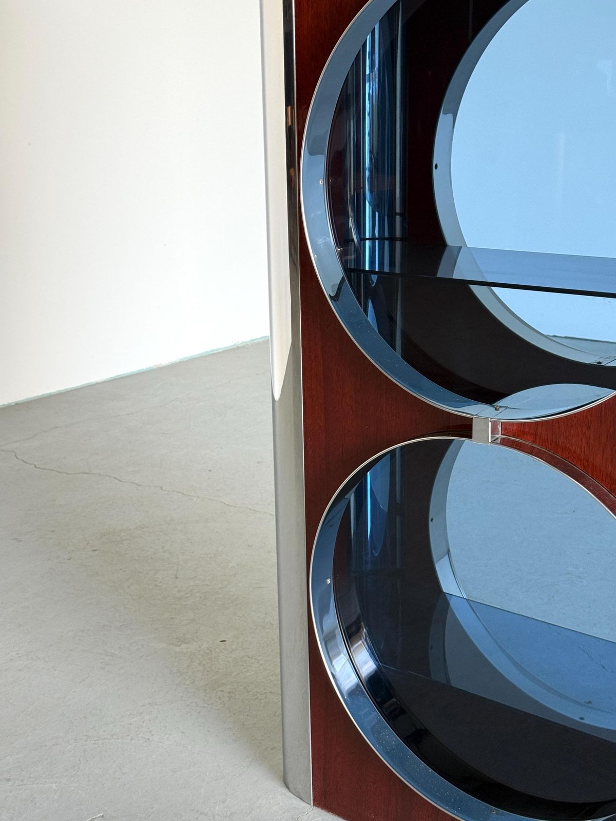photo vinterior Italian Mid Century Showcase Bar Attributed To Willy Rizzo In Chrome, Blue Smoked Glass And Mahogany Veneer, 1980s