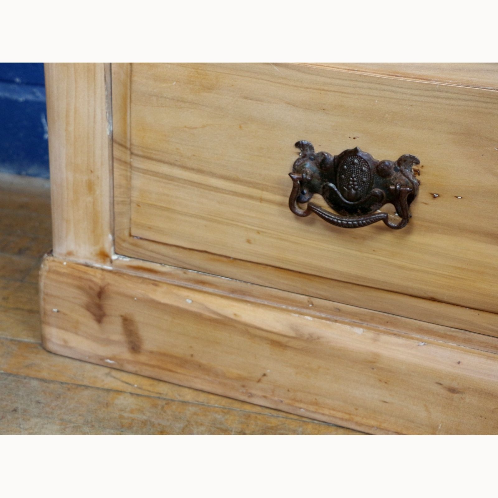A Victorian Light Walnut Two Over Two Chest Of Drawers photo vinterior