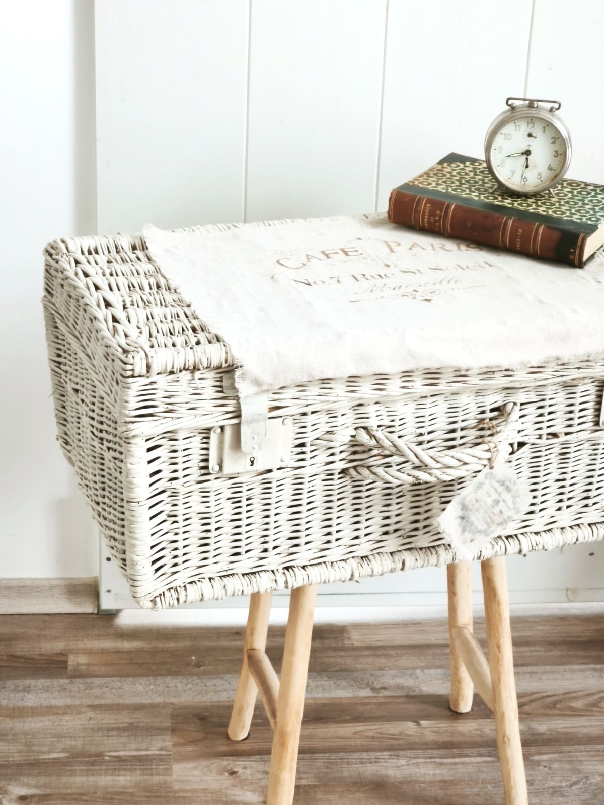 photo for sale Valise d'époque en osier : boîte à cartes de mariage rustique, décoration campagne