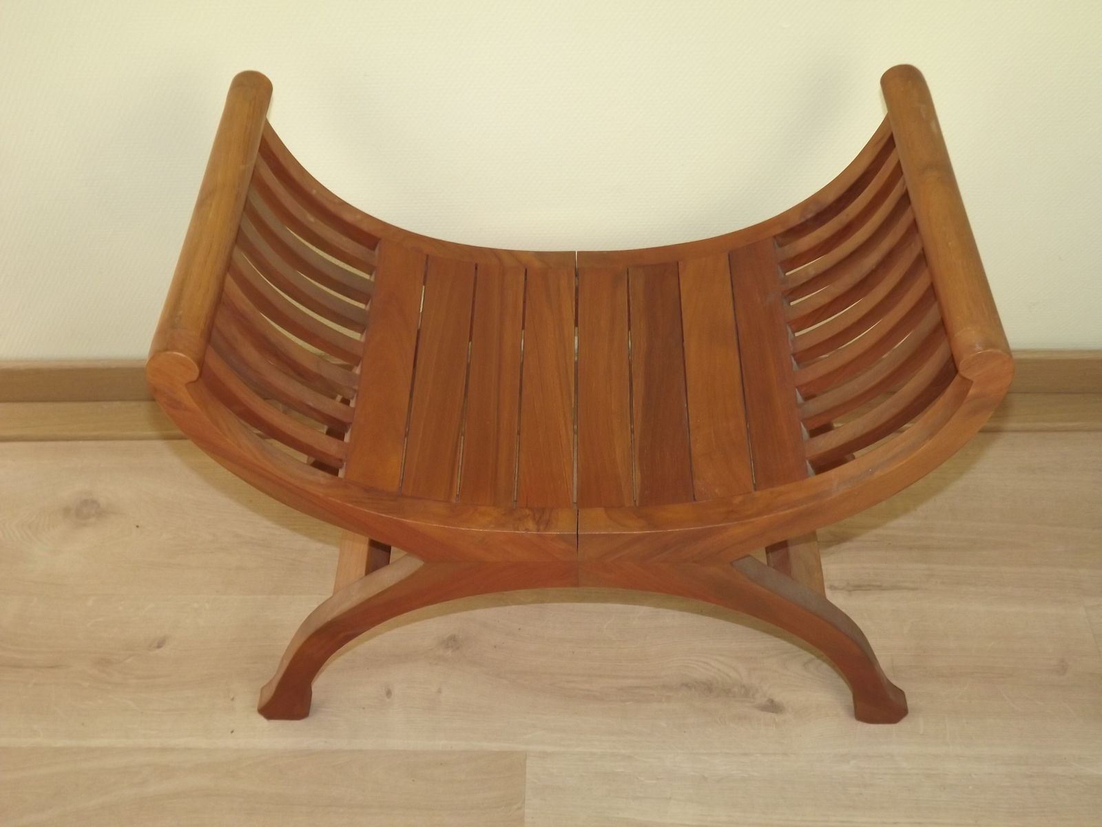 Tabouret curule en bois massif, siège à lattes courbées, mid-century modern photo furniture