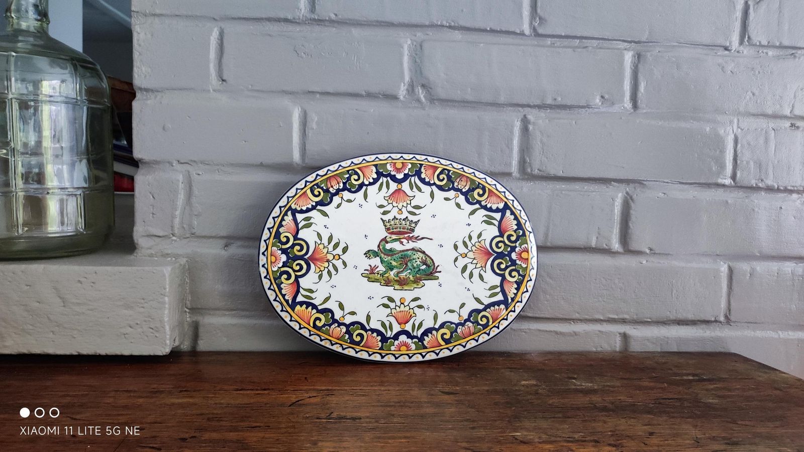 Dessous-de-plat d'époque français en céramique de Desvres, décor classique à couronne royale photo Décoration
