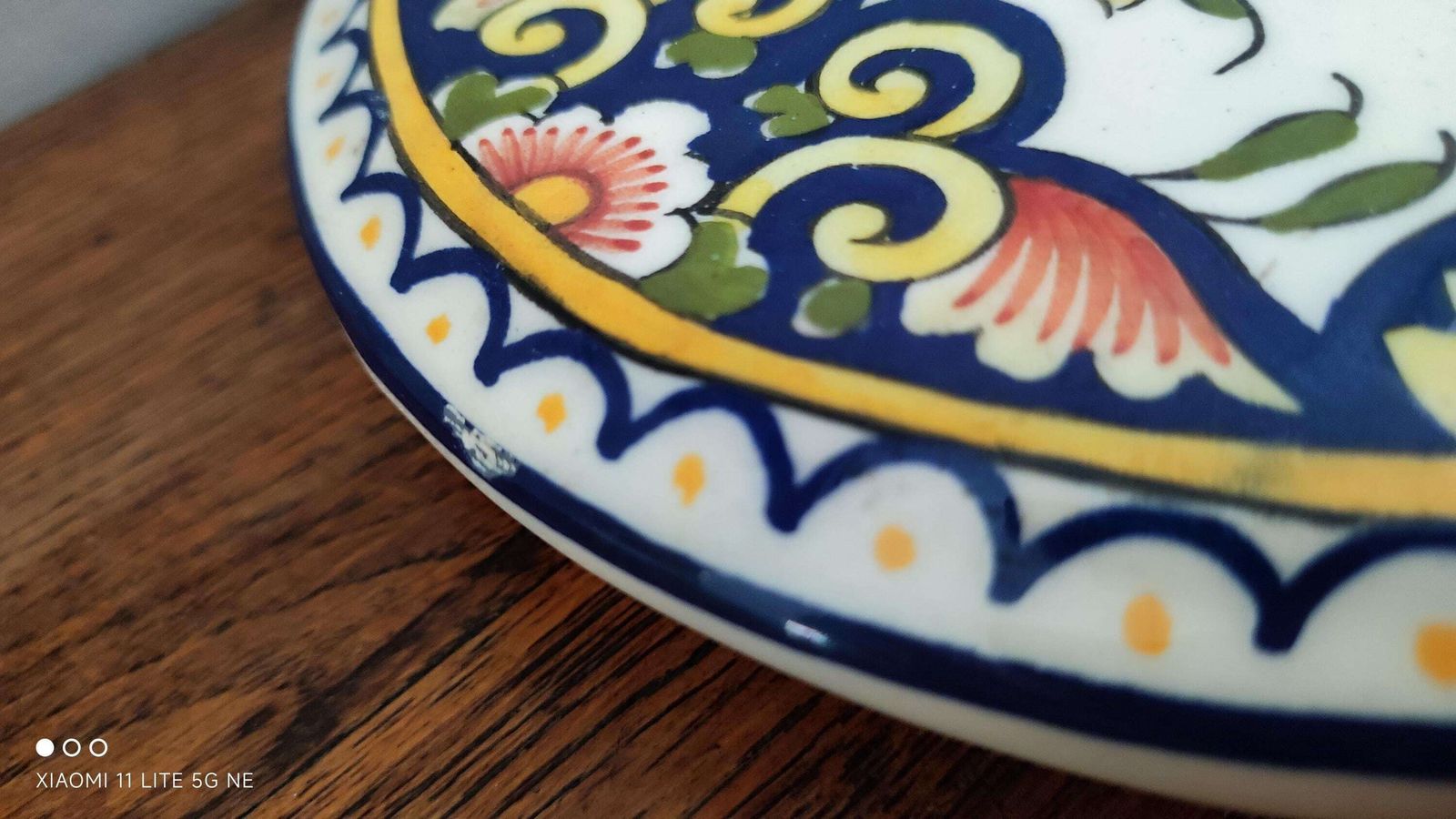 photo vintage Antique French Decorative Kitchen Trivet In Desvres Ceramic With Classic Royal Crown Decor