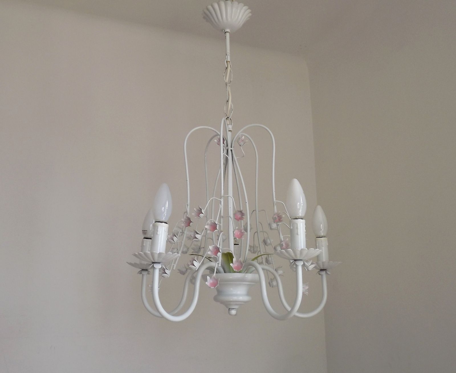 Lustre à 5 feux vintage en tôle laquée blanche, fleurs de glycine roses en cascade, France photo for sale